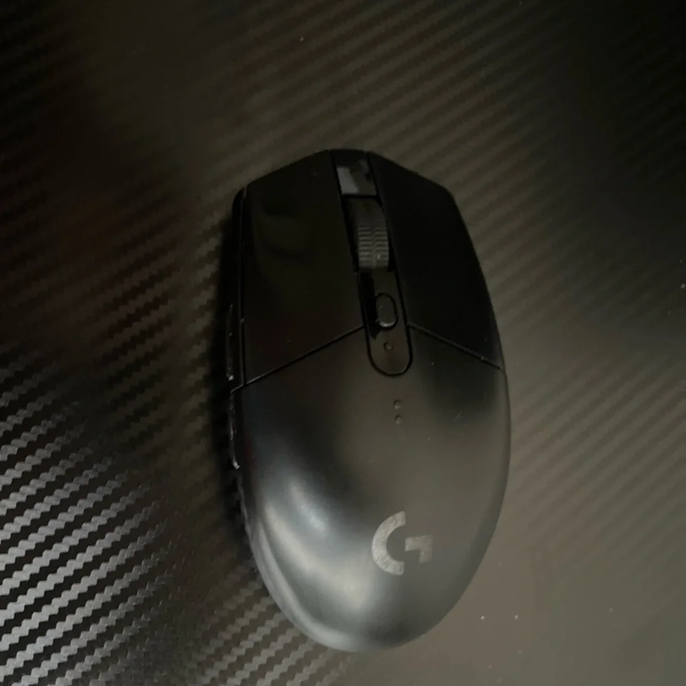 Logitech G305 Black Wireless Mouse it uses batteries.